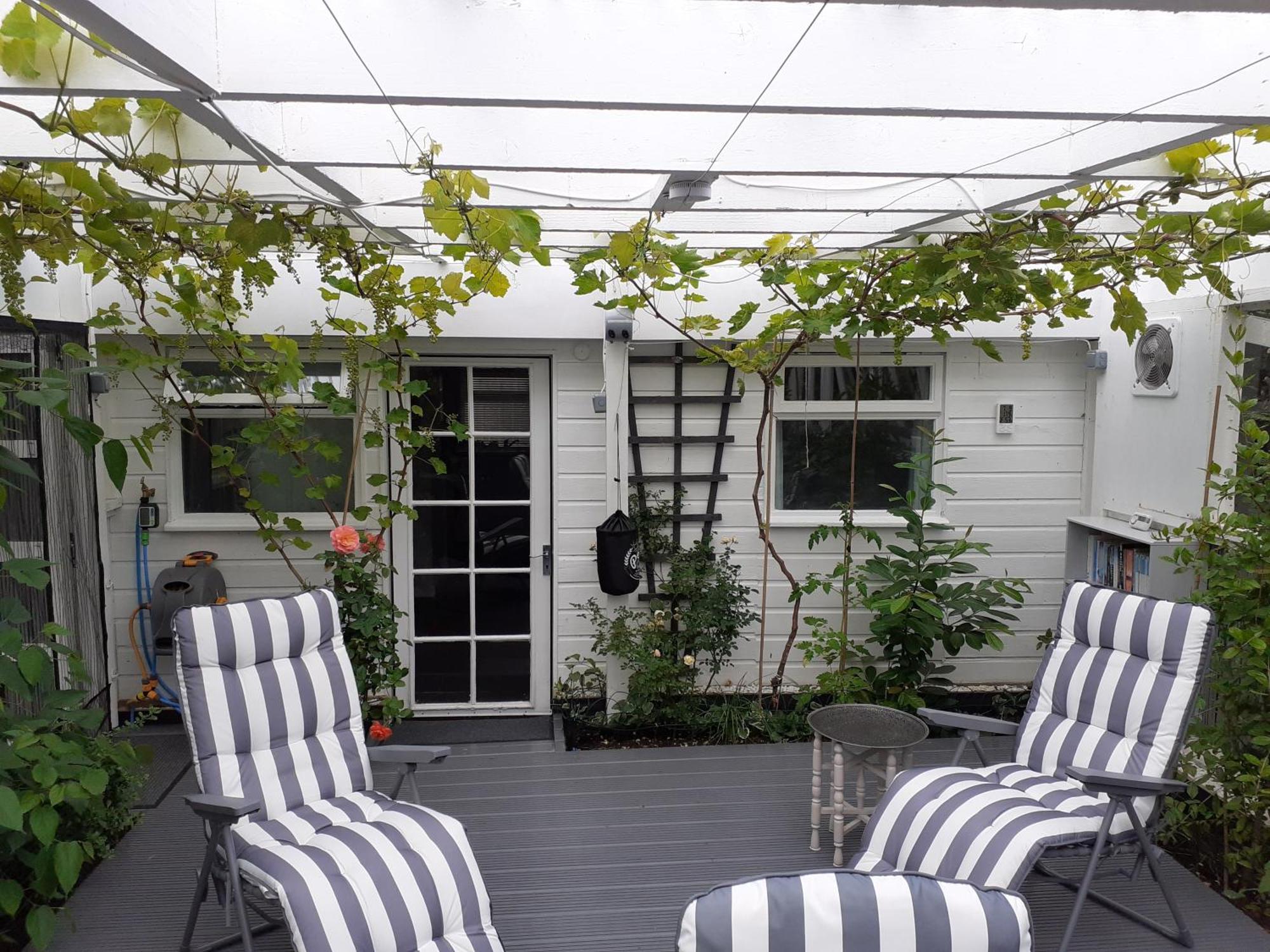 The Treehouse By Airlie Apartment แนร์น ภายนอก รูปภาพ
