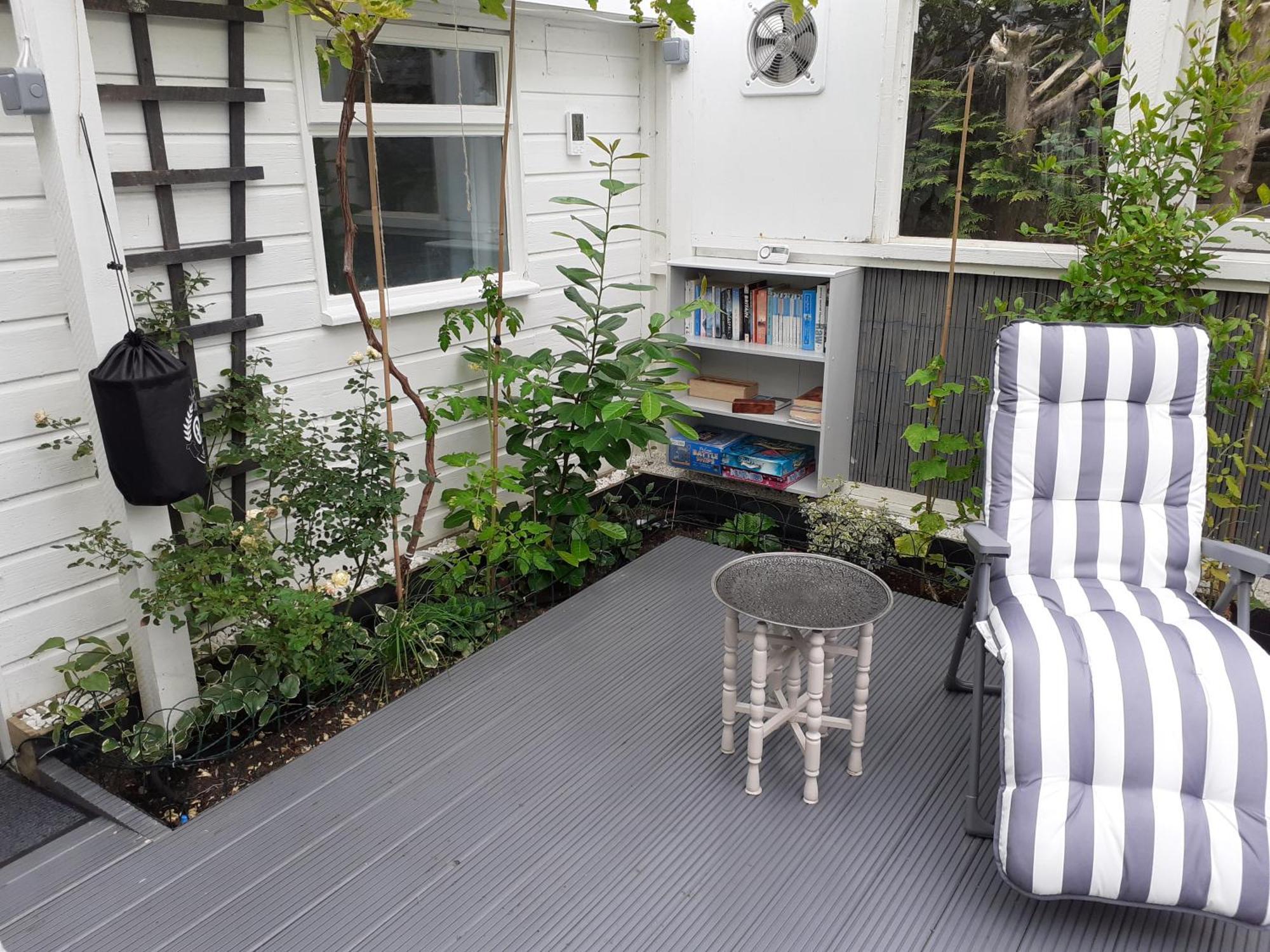The Treehouse By Airlie Apartment แนร์น ภายนอก รูปภาพ