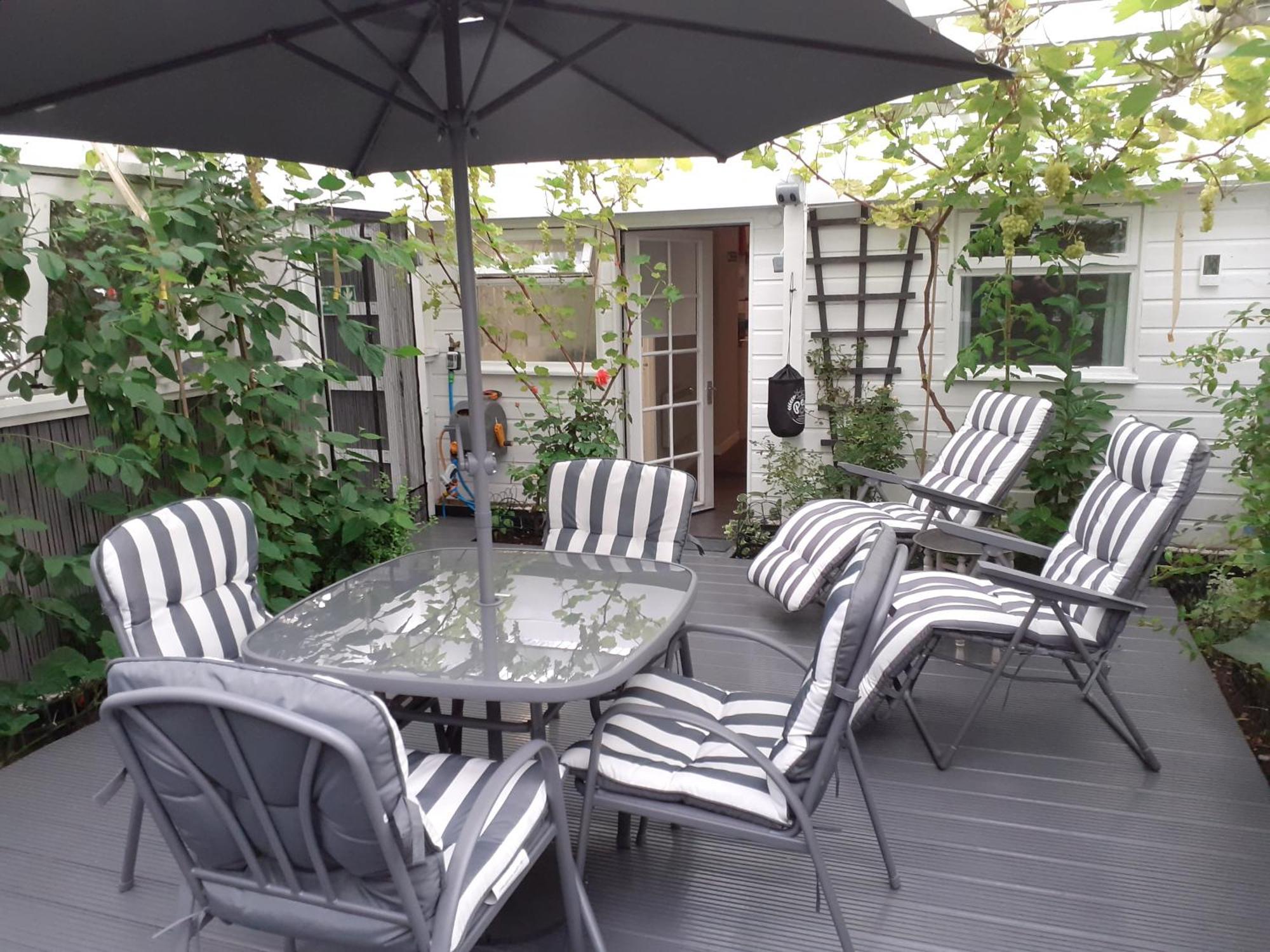 The Treehouse By Airlie Apartment แนร์น ภายนอก รูปภาพ
