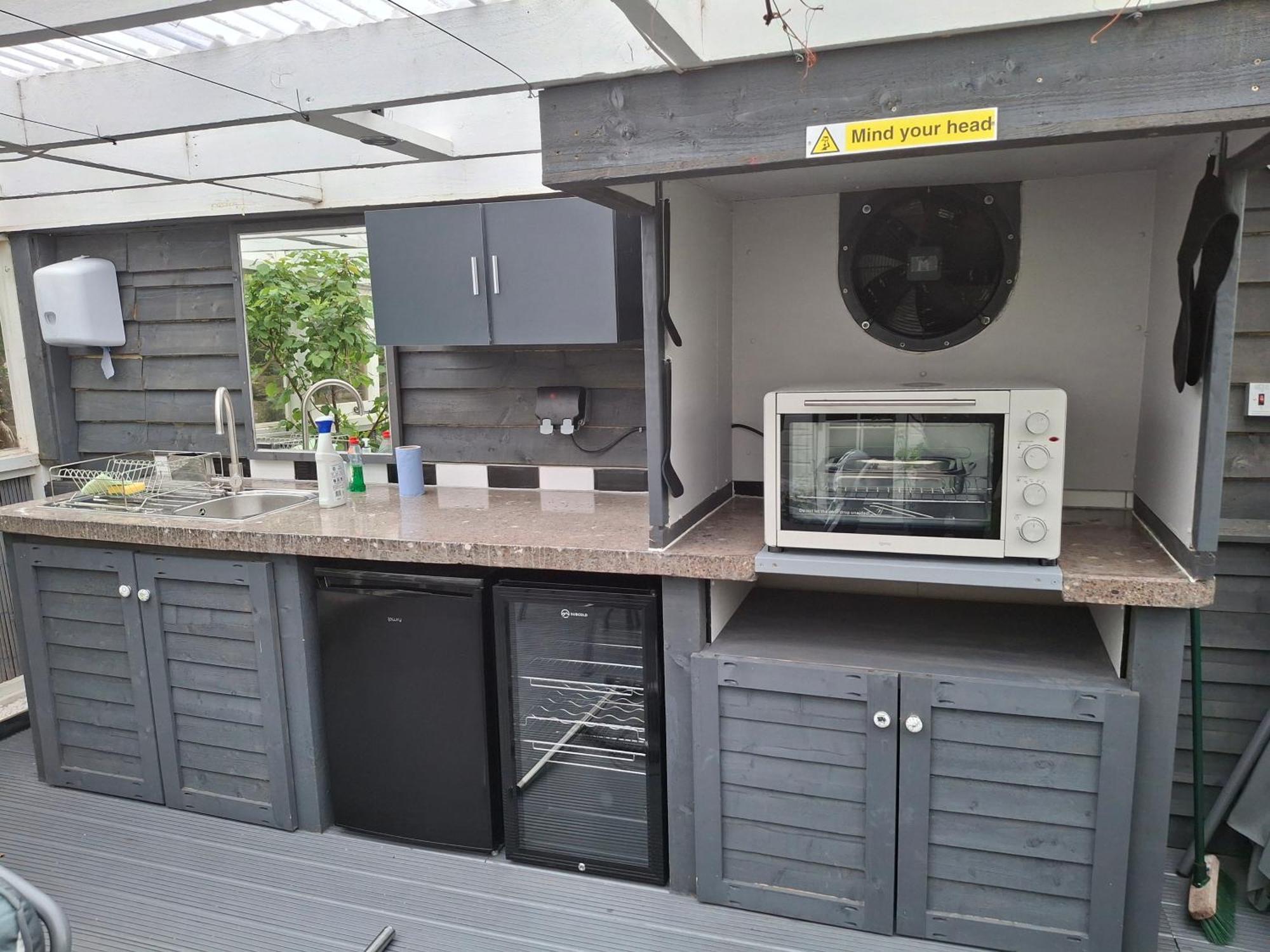 The Treehouse By Airlie Apartment แนร์น ภายนอก รูปภาพ