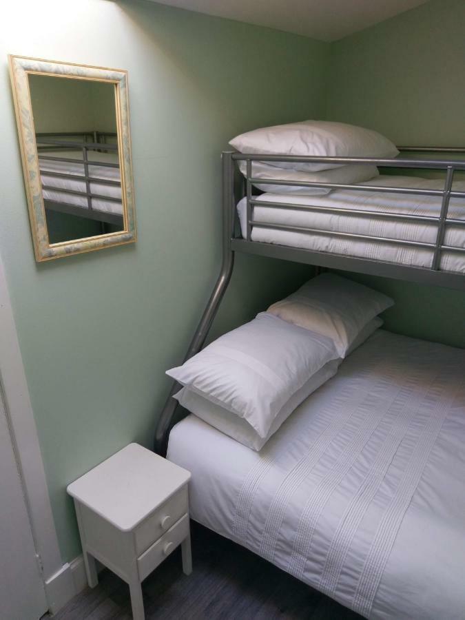 The Treehouse By Airlie Apartment แนร์น ภายนอก รูปภาพ